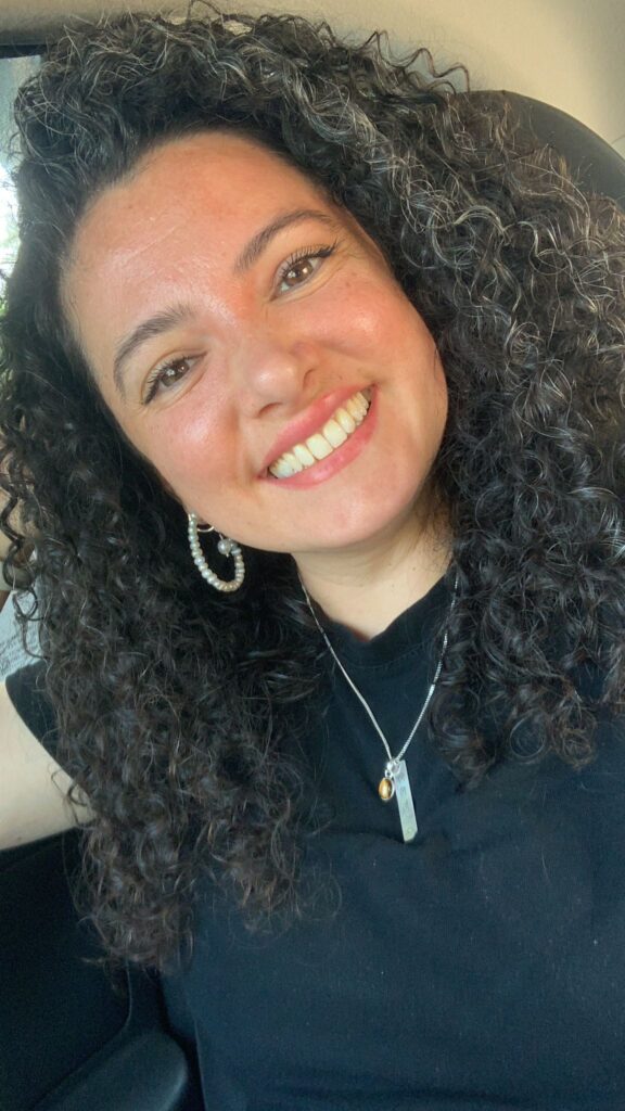 אסיה יוחנני - מדריכת קורס שפת סימנים ישראלית למתחילים