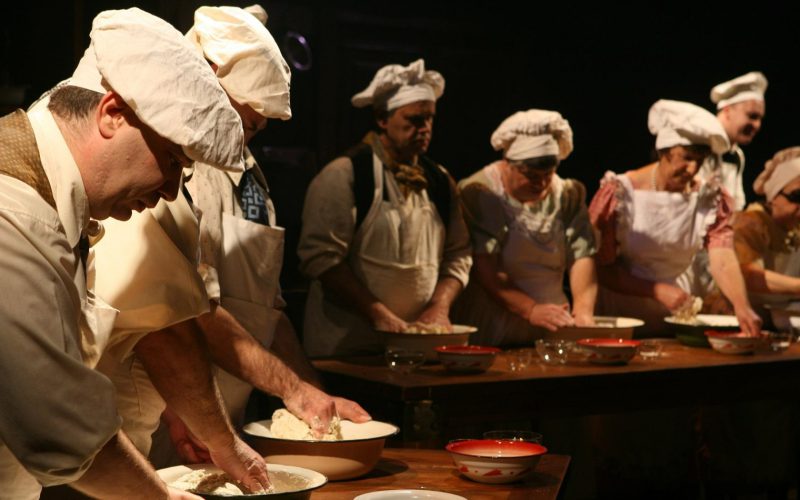 תמונה מתוך ההצגה - לא על הלחם לבדו